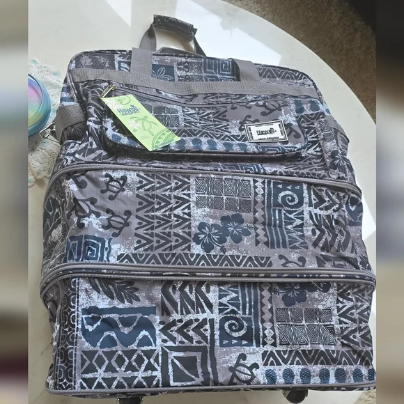 NWT Hawaii Spirit soft luggage bag with double zip extenders and swivel wheels. - Picture 10 of 13